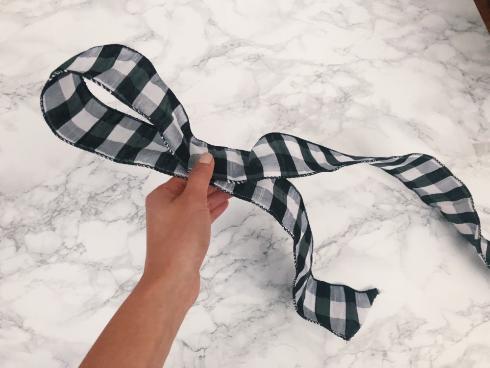 easy step by step to tie the perfect holiday bow